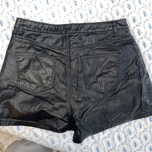 Missguided faux leather shorts - Picture 2 of 3